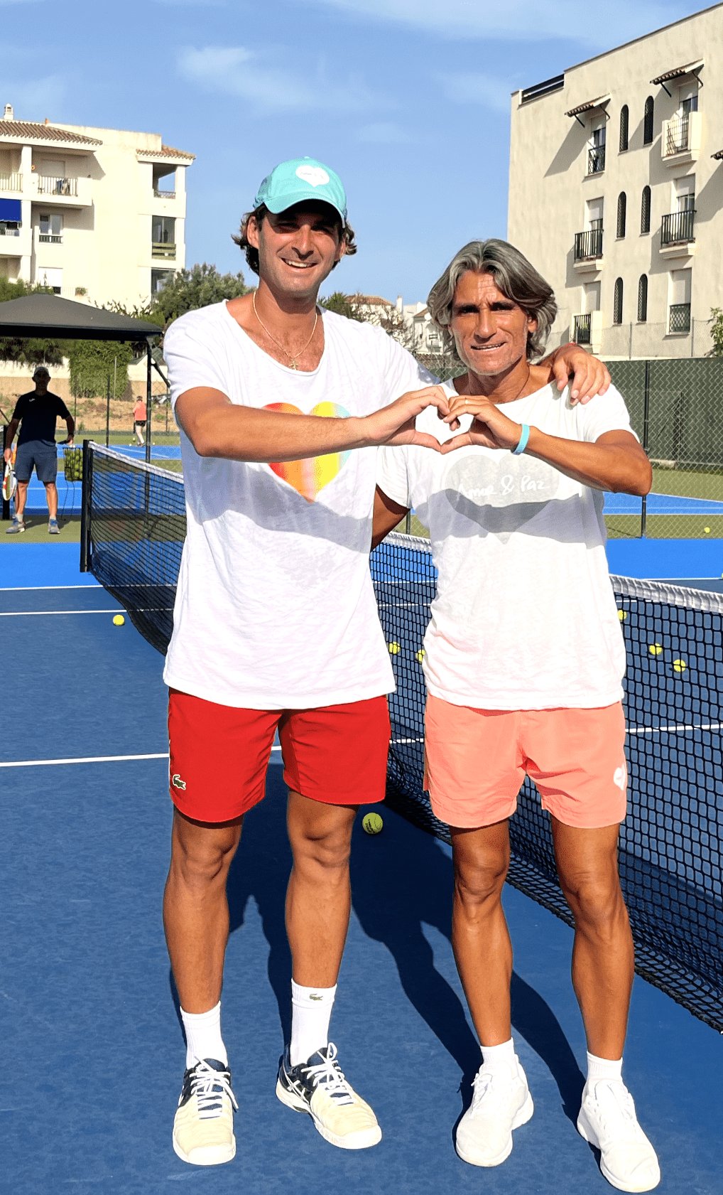 Pepe Imaz y Marko Djokovic formando un corazón en pista